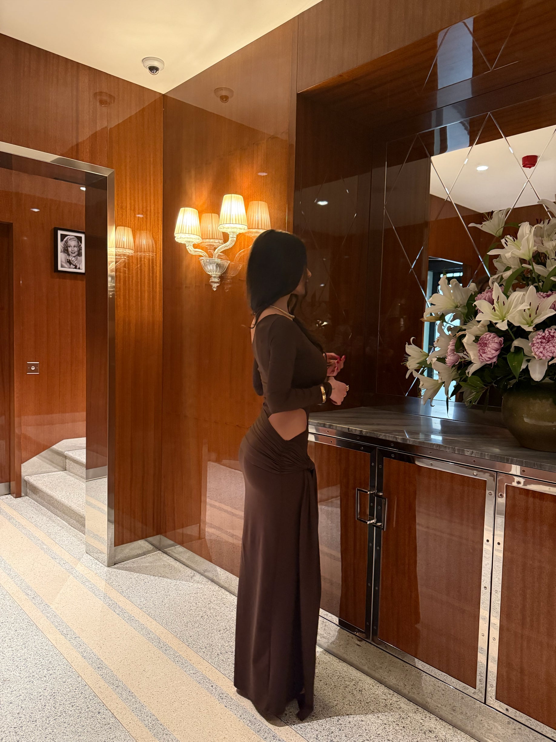 Kahve bel-bacak dekolteli elbise