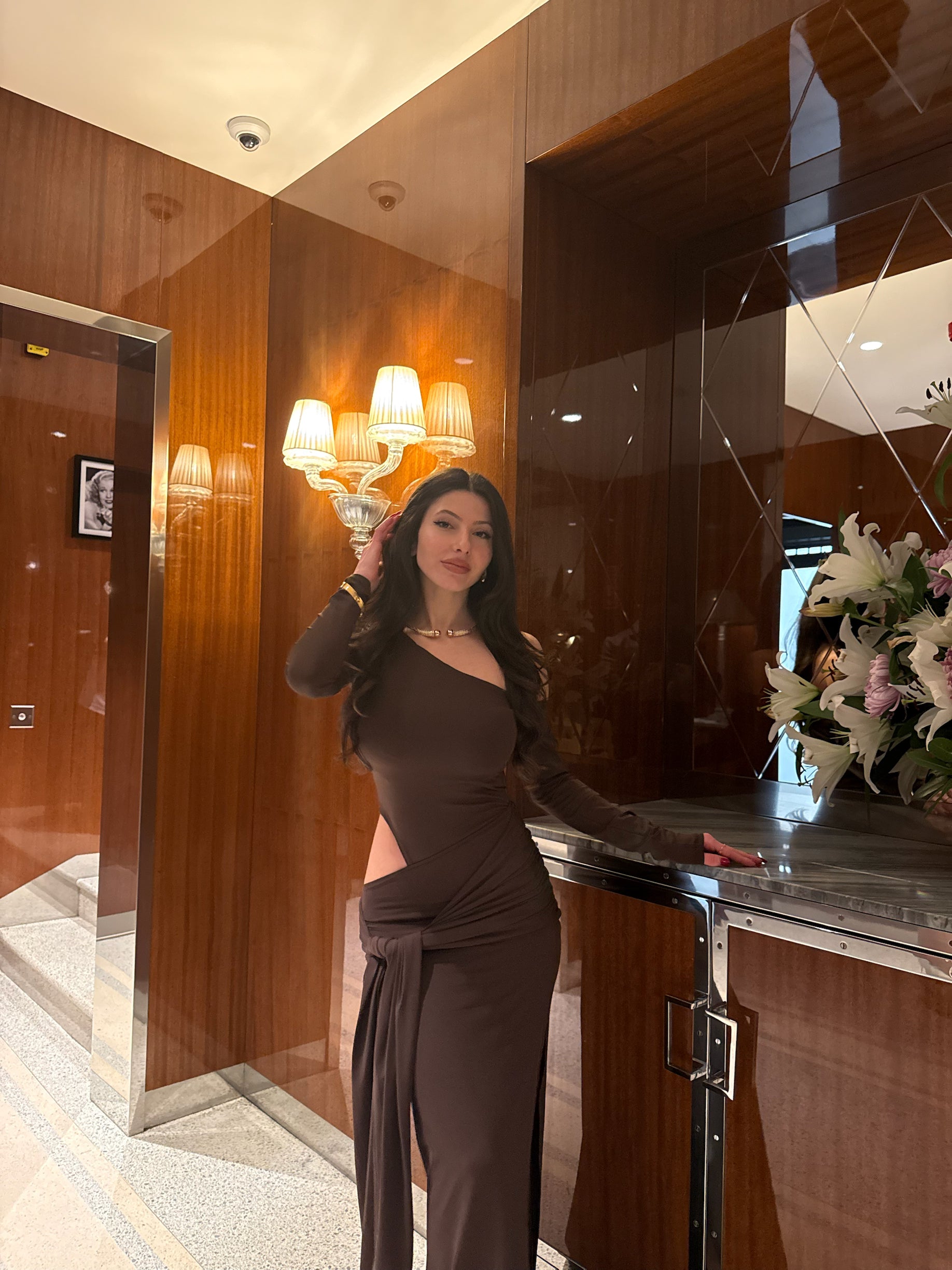 Kahve bel-bacak dekolteli elbise