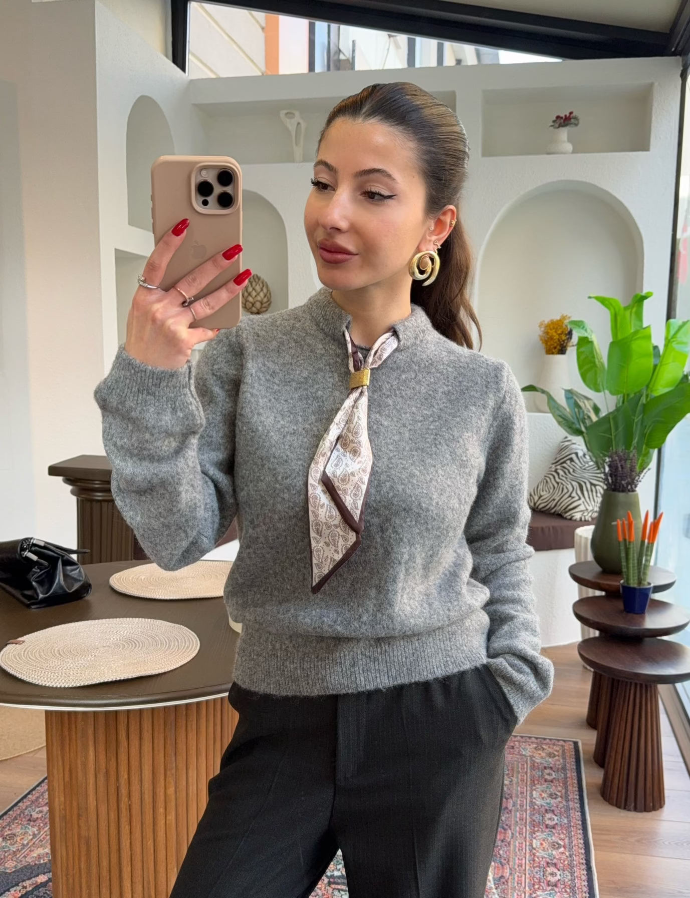 Fularlı tokalı gri triko kazak